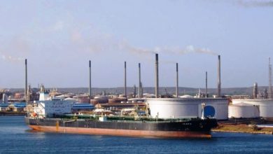 Photo of Sin dinero ni opciones: el martirio de los trabajadores de refinería Isla
