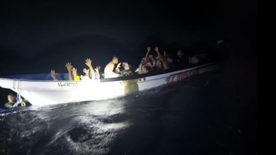 Photo of Cárcel, huelga de hambre y extorsión: la historia de un venezolano que fue deportado desde Curazao