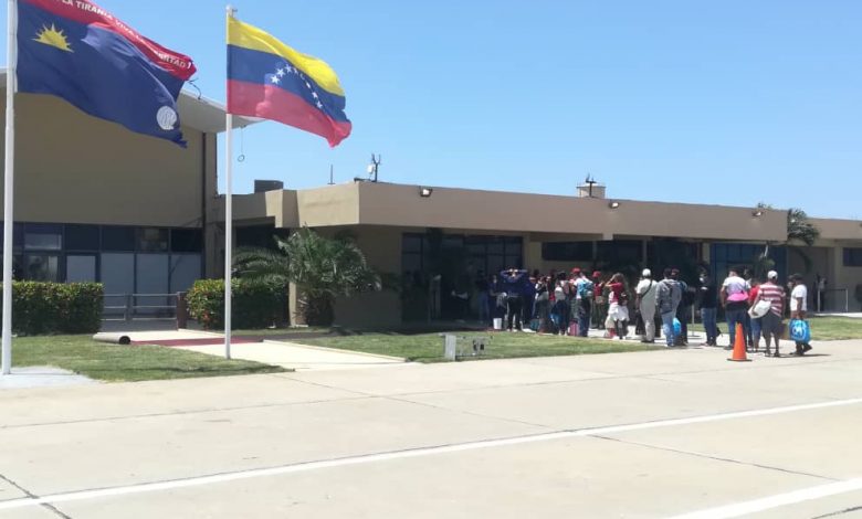 Photo of “Querían plata y me les escapé”: Repatriados en vuelos de Curazao y Aruba denuncian que intentan extorsionarlos en Venezuela