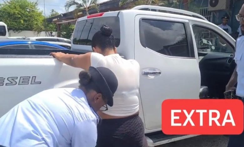 Photo of “Nos esposaron como delincuentes”: Venezolanas denuncian que policía de Curazao montó un show mediático con detenciones arbitrarias