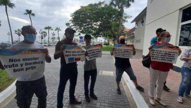 Photo of Venezolanos protestan ante el Parlamento de Aruba para exigir la reapertura de la frontera