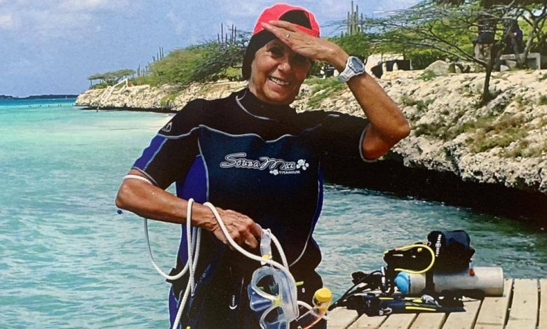 Photo of Artista venezolana de 77 años se zambulle en el mar para traer de regalo un libro a Aruba