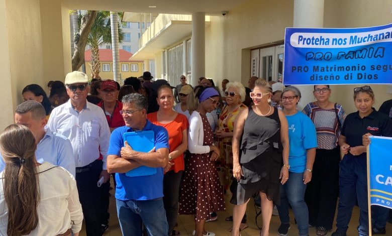 Photo of Líderes religiosos exigen al gobierno de Aruba que no acepte el matrimonio igualitario