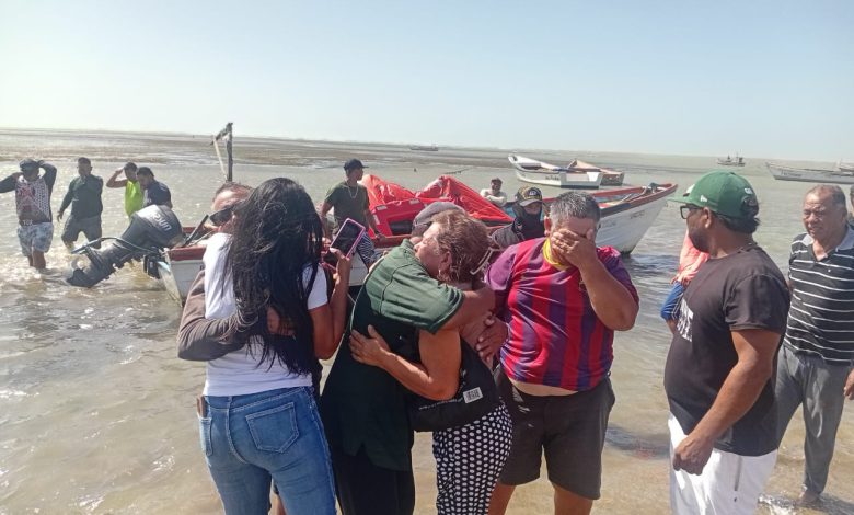 Photo of Pescadores rescataron a ocho tripulantes de embarcación que se hundió rumbo a Aruba